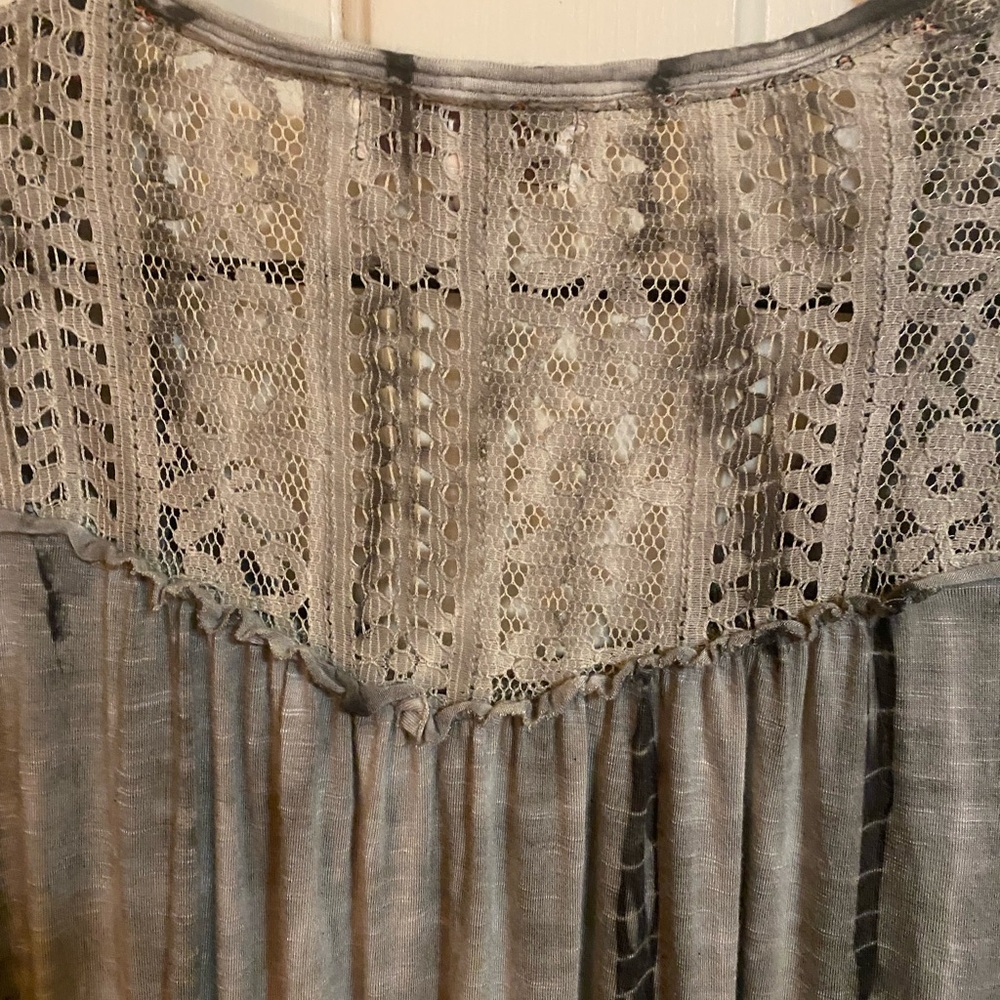Knox Rose Lace boho Detail Top in Gray and Coral - Picture 4 of 5